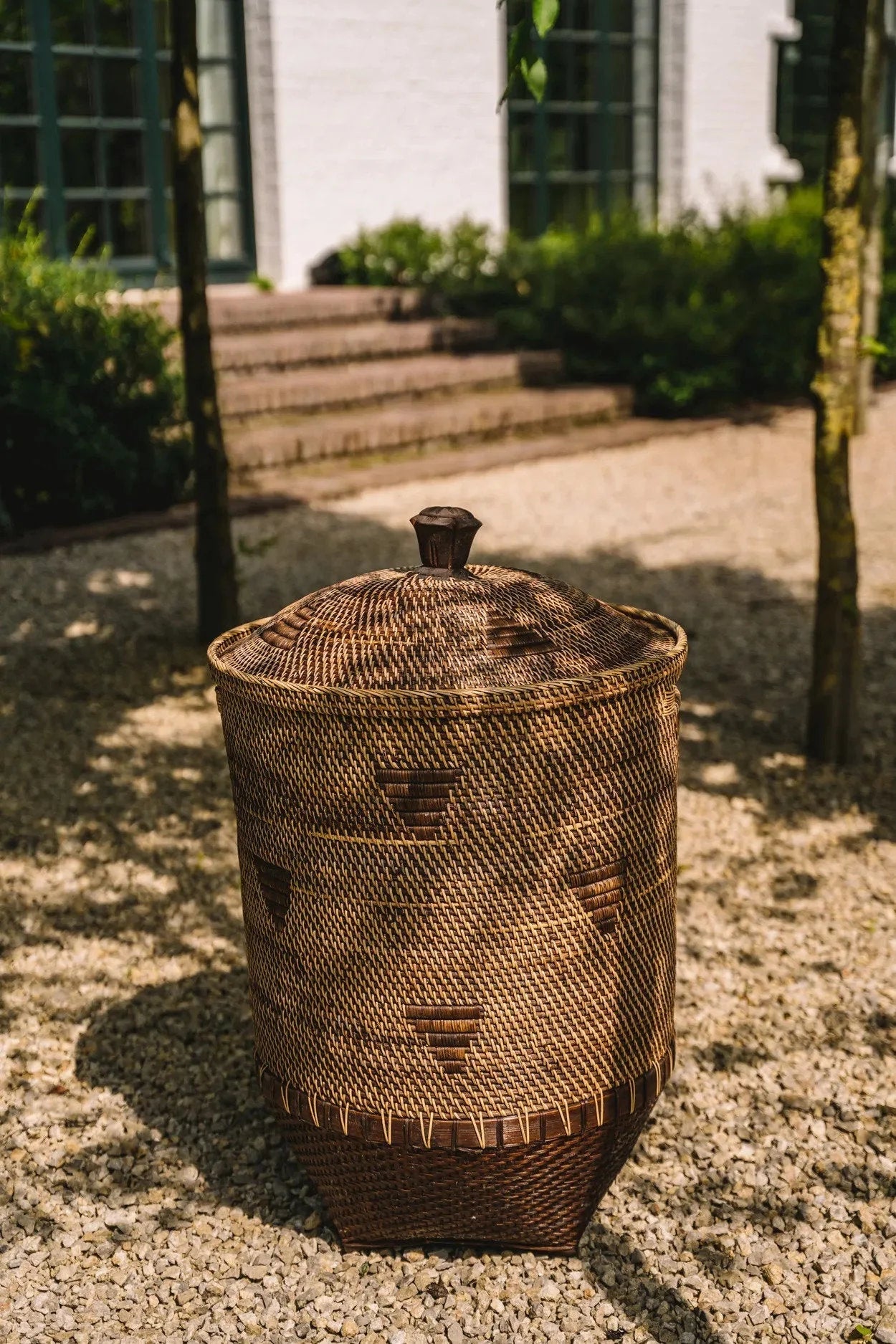 Panier à linge cylindrique en rotin tressé marron naturel avec couvercle et motifs géométriques