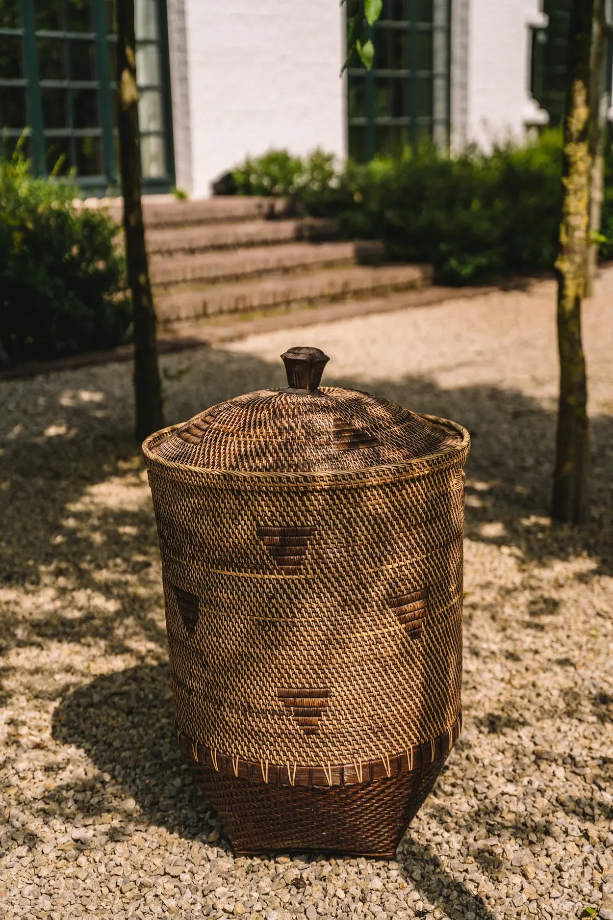 Panier à linge cylindrique en rotin tressé marron avec couvercle, naturel et élégant