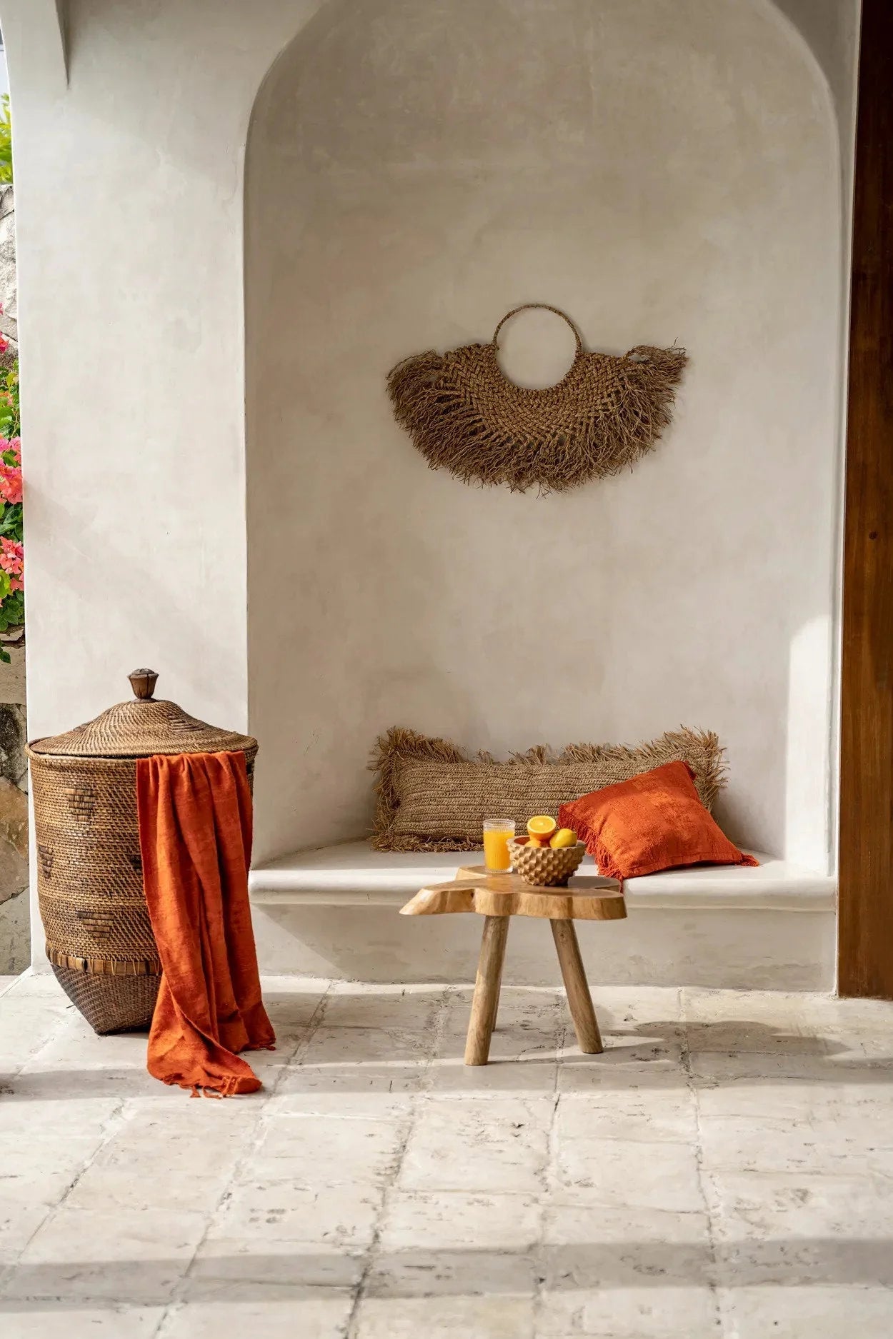Panier à linge cylindrique en rotin tressé marron naturel avec niche ouverte et banc intégré