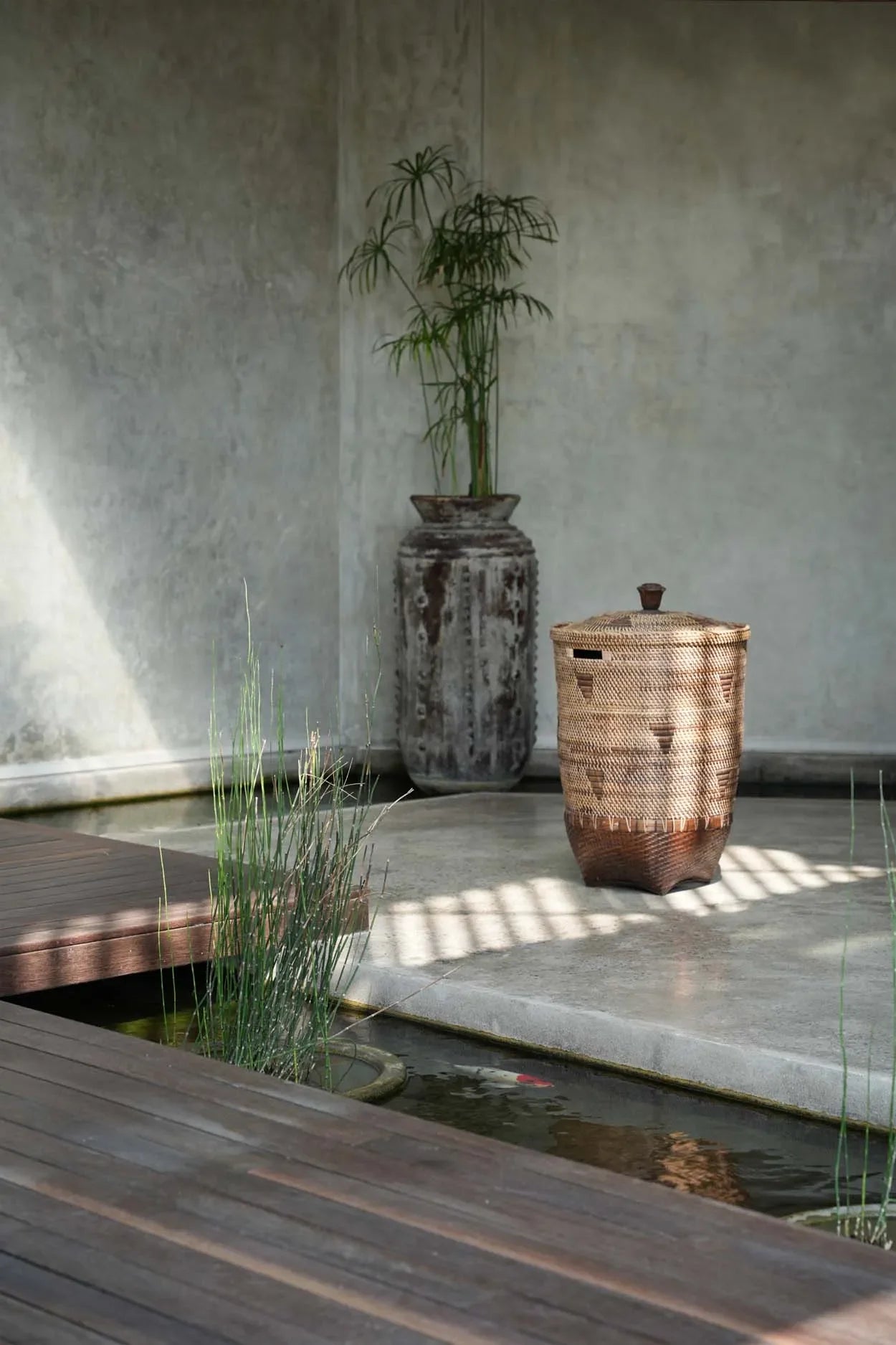 Panier à linge cylindrique en rotin tressé marron naturel avec couvercle, aspect artisanal