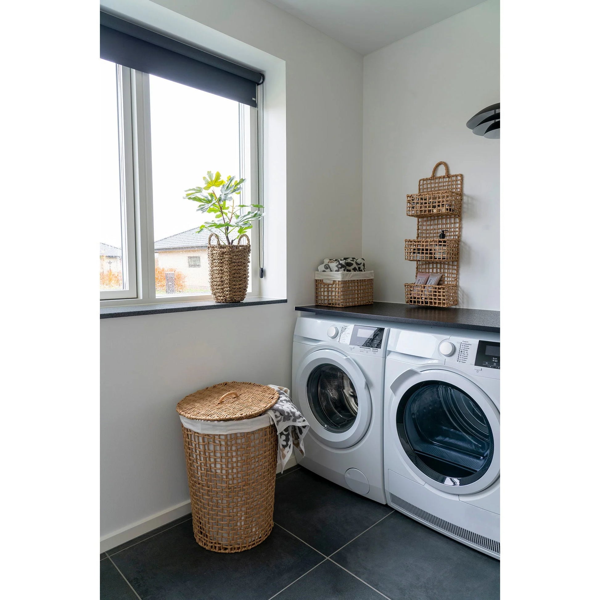 Panier à linge en papier beige et blanc avec paniers tissés dans une buanderie