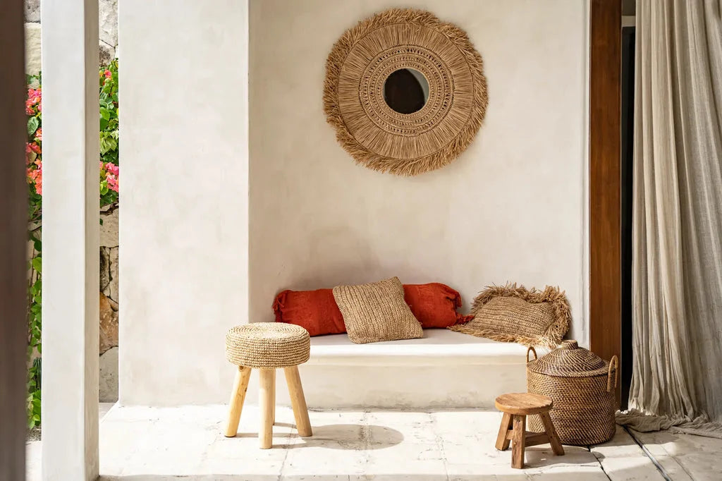 Espace de détente style bohème avec le panier à poignées coloniales Marron naturel