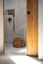 Intérieur de salle de bain moderne avec Le Panier Chuma en décoration élégante
