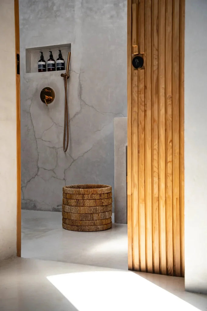 Intérieur de salle de bain moderne avec Le Panier Chuma en décoration élégante