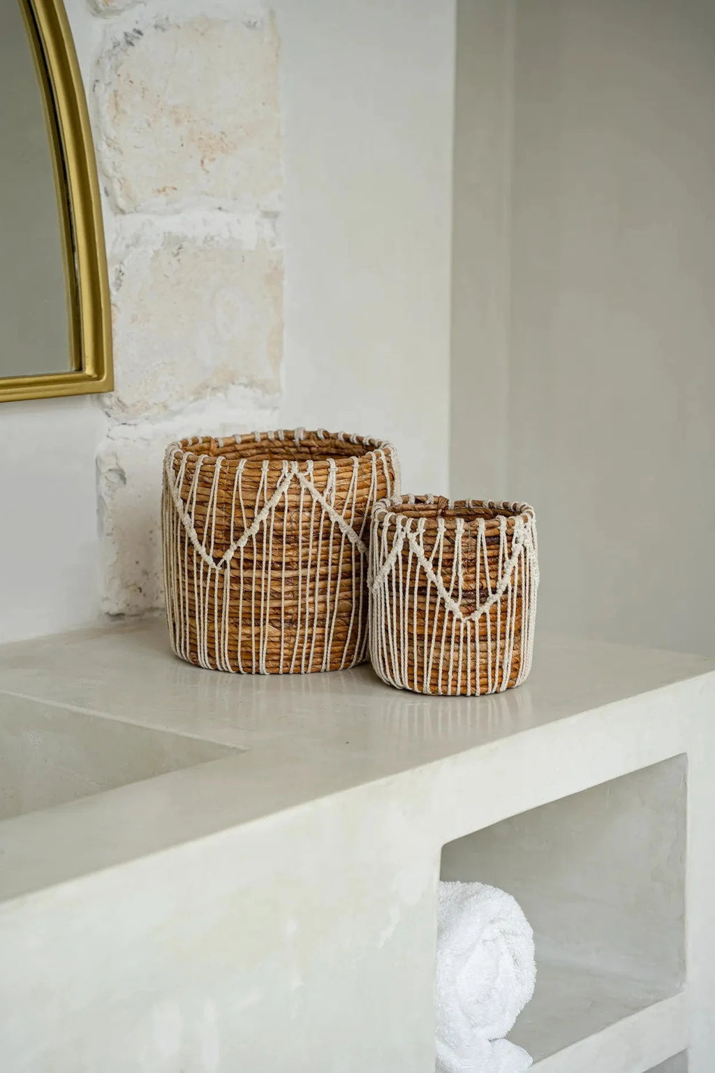Panier en coton & feuilles de bananier avec macramé blanc naturel