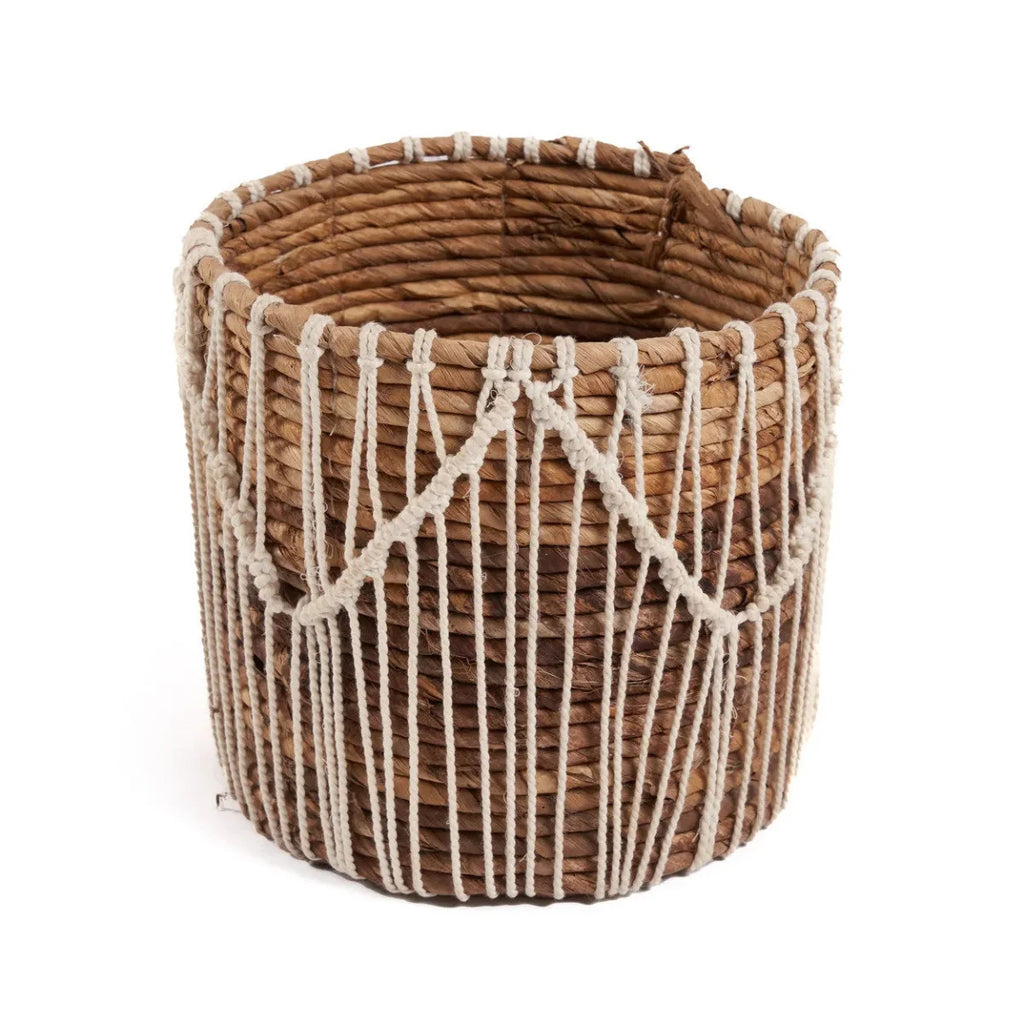 Panier cylindrique en macramé coton blanc et feuilles de bananier motif zigzag