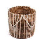 Panier cylindrique en macramé coton blanc et feuilles de bananier motif zigzag