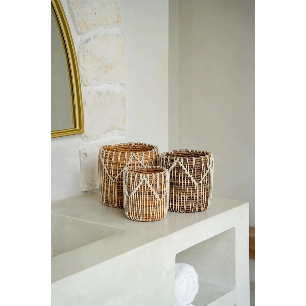 Panier cylindrique en macramé coton blanc et feuilles de bananier motif zigzag