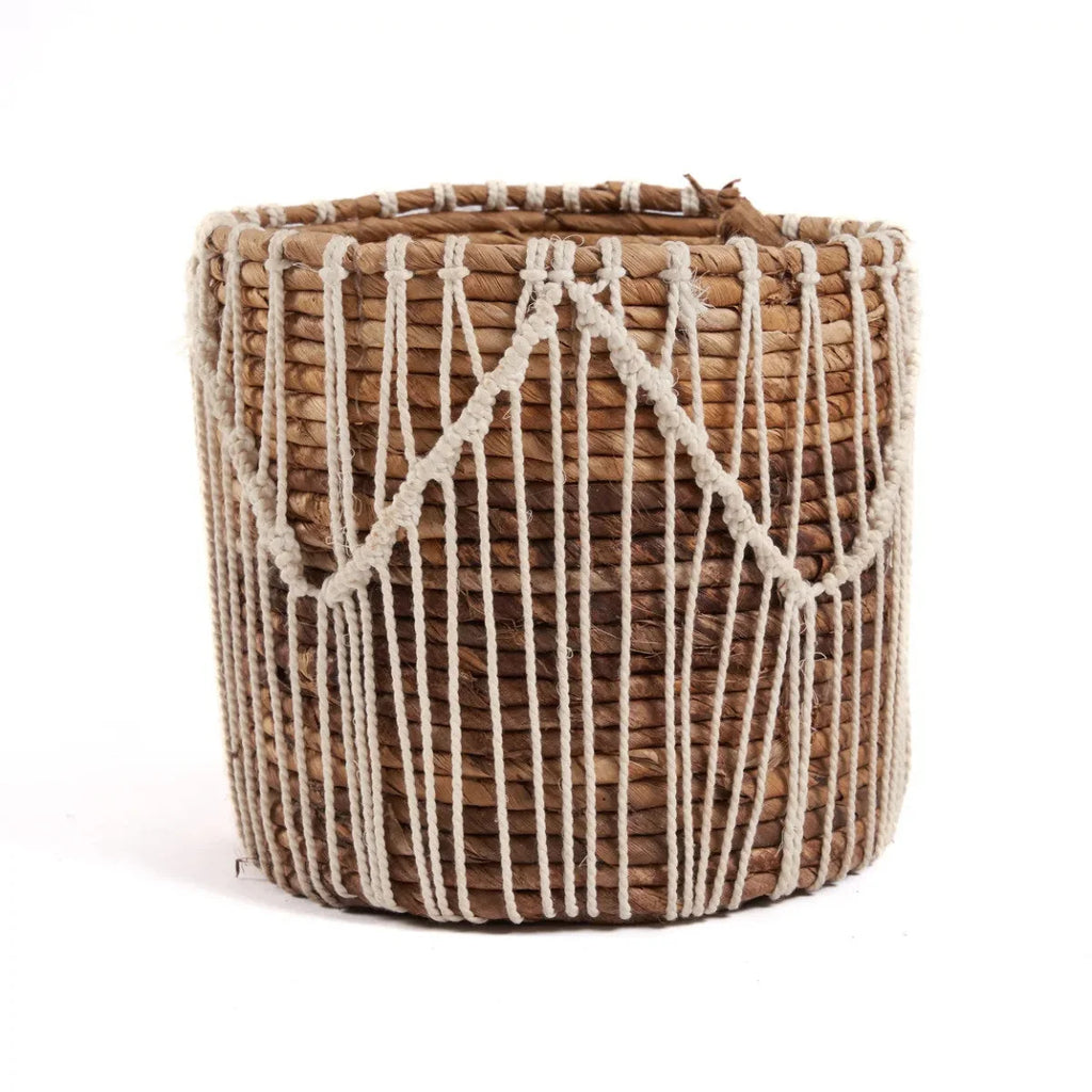 Panier cylindrique en macramé coton blanc et feuilles de bananier motif zigzag