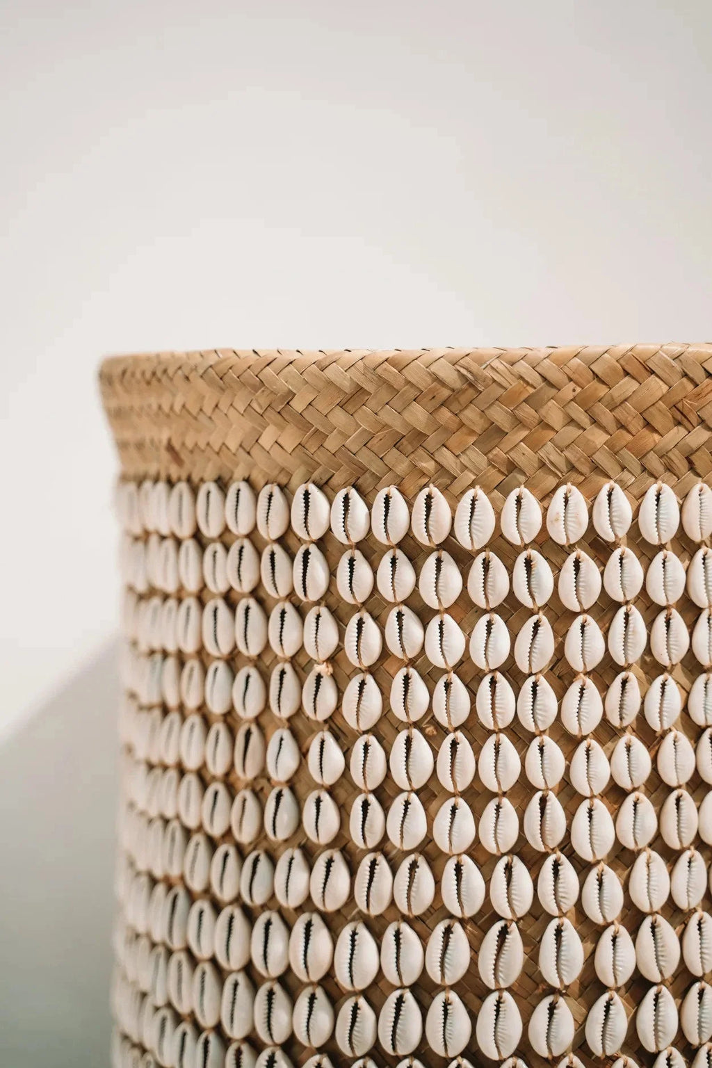 Panier cylindrique en pandan tressé naturel avec coquillages blancs pour décoration