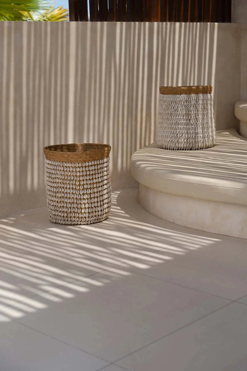 Panier cylindrique en pandan tressé naturel avec coquillages blancs