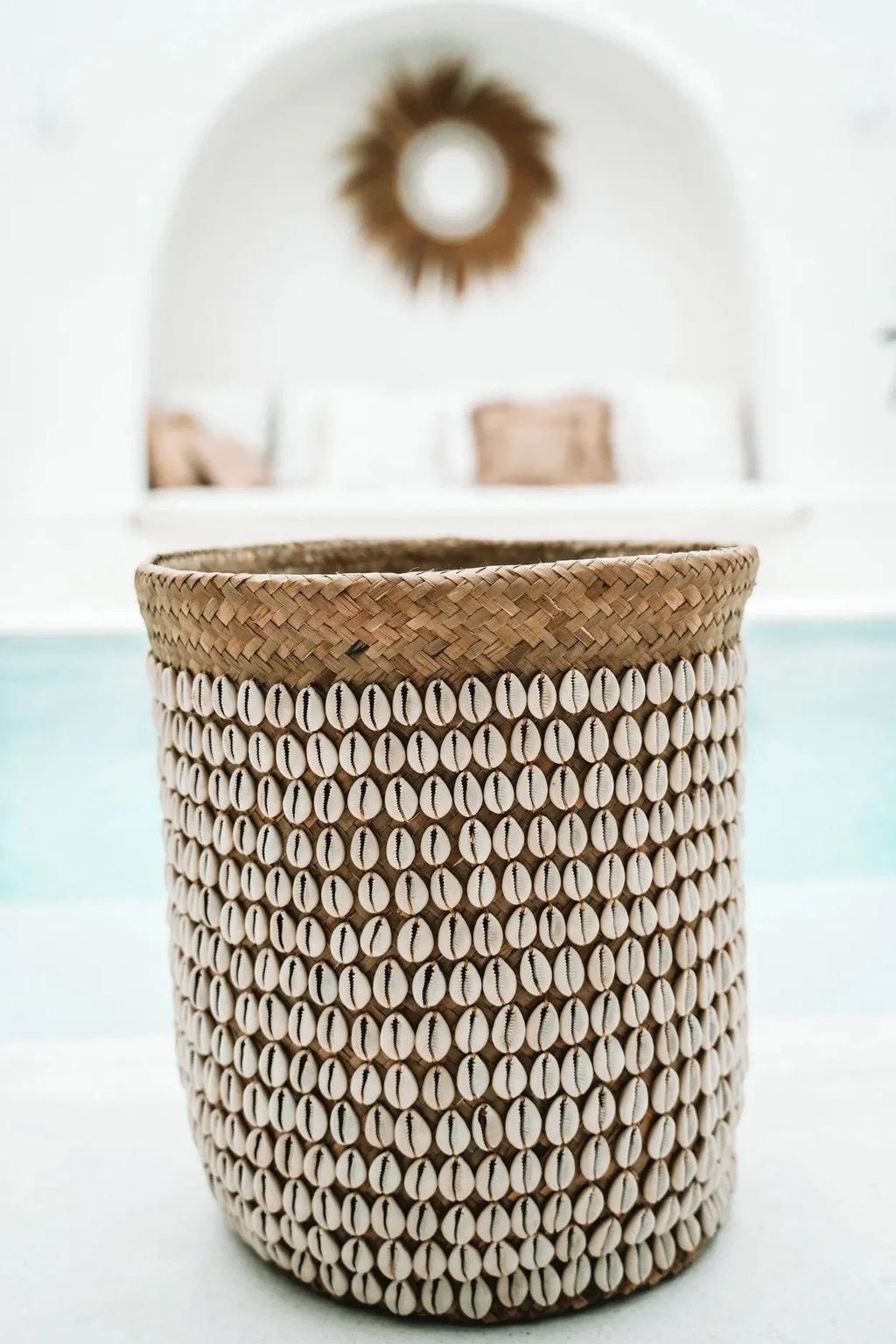 Panier cylindrique en pandan tressé naturel avec coquillages blancs pour décoration