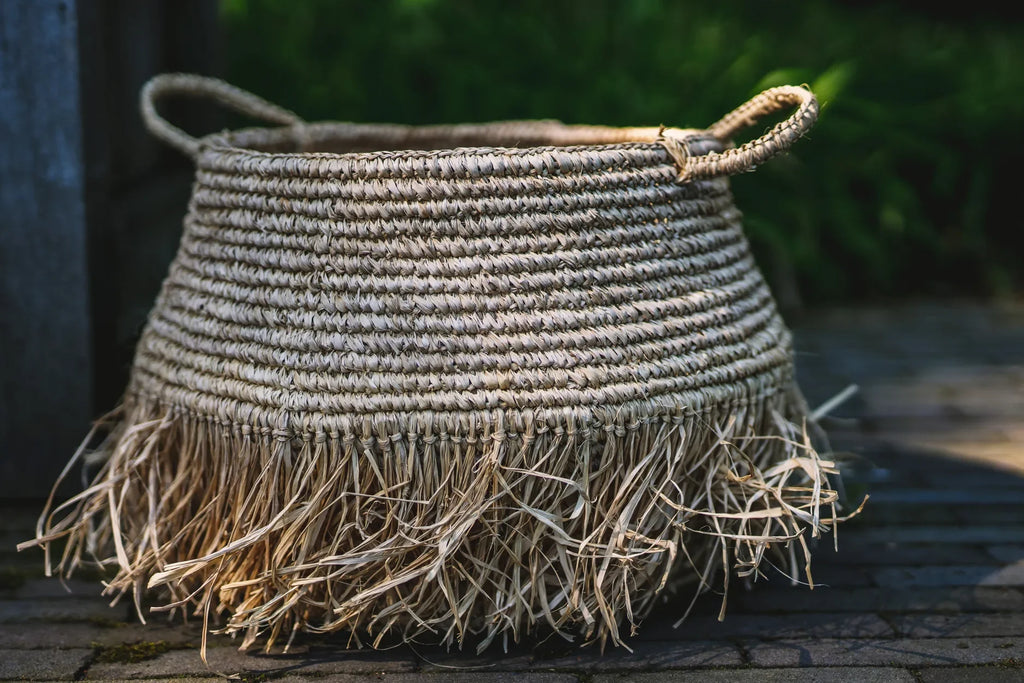 Panier déco en raphia naturel avec franges 45x30 cm, fait main et écologique