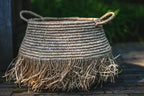 Panier déco en raphia naturel avec franges 45x30 cm, fait main et écologique