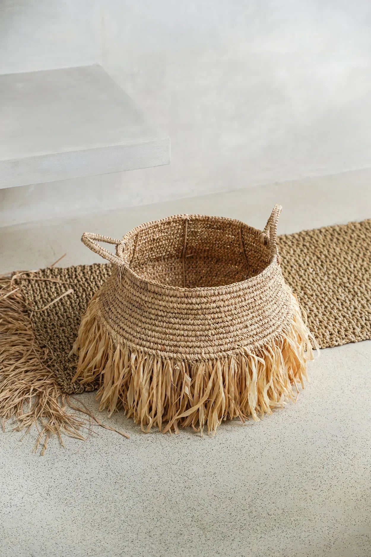 Panier déco en raphia naturel avec franges, dimensions 45x30 cm, pour décoration intérieure