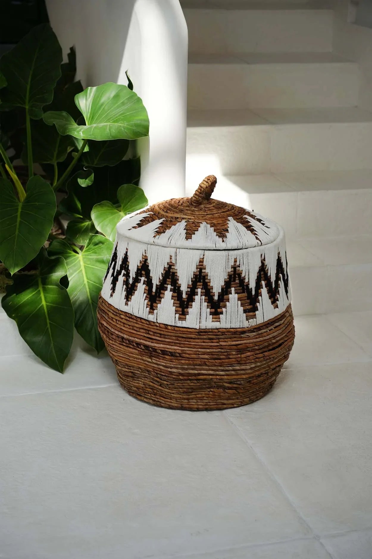 Panier décoratif en feuille de bananier naturel blanc et brun avec couvercle 61 cm