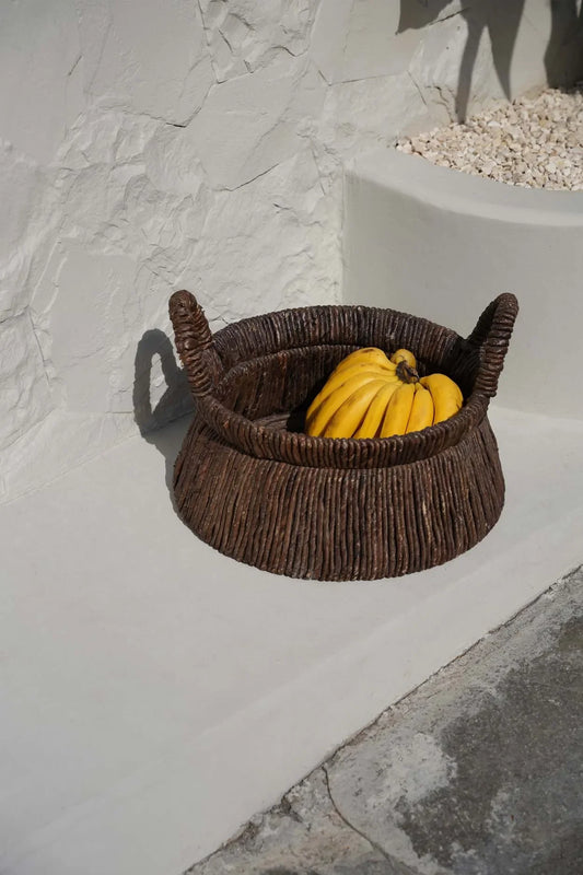 Palme de main de Buddha jaune dans un panier en feuille de bananier tressé