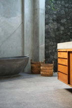 Intérieur de salle de bain moderne avec panier en feuilles de bananier motif chevron