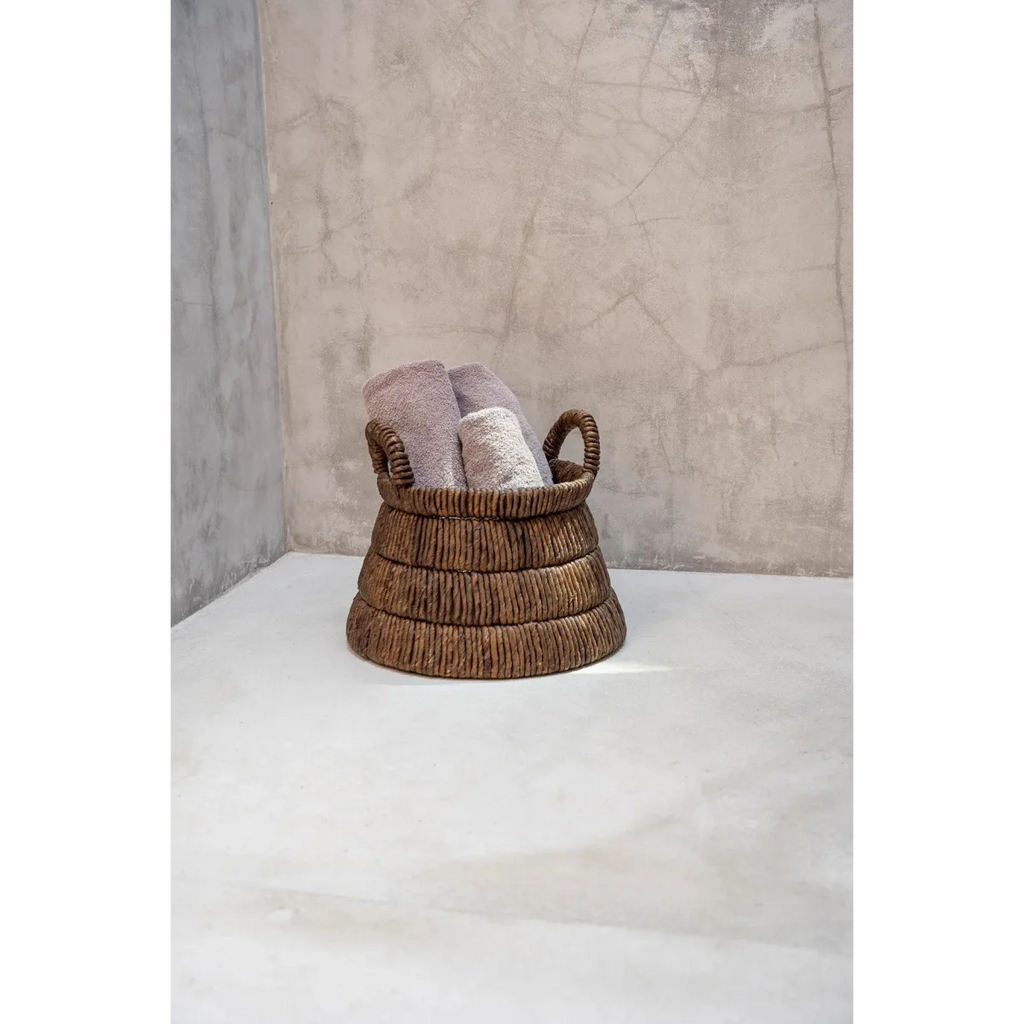 Panier en feuilles de bananier tressées forme triangle