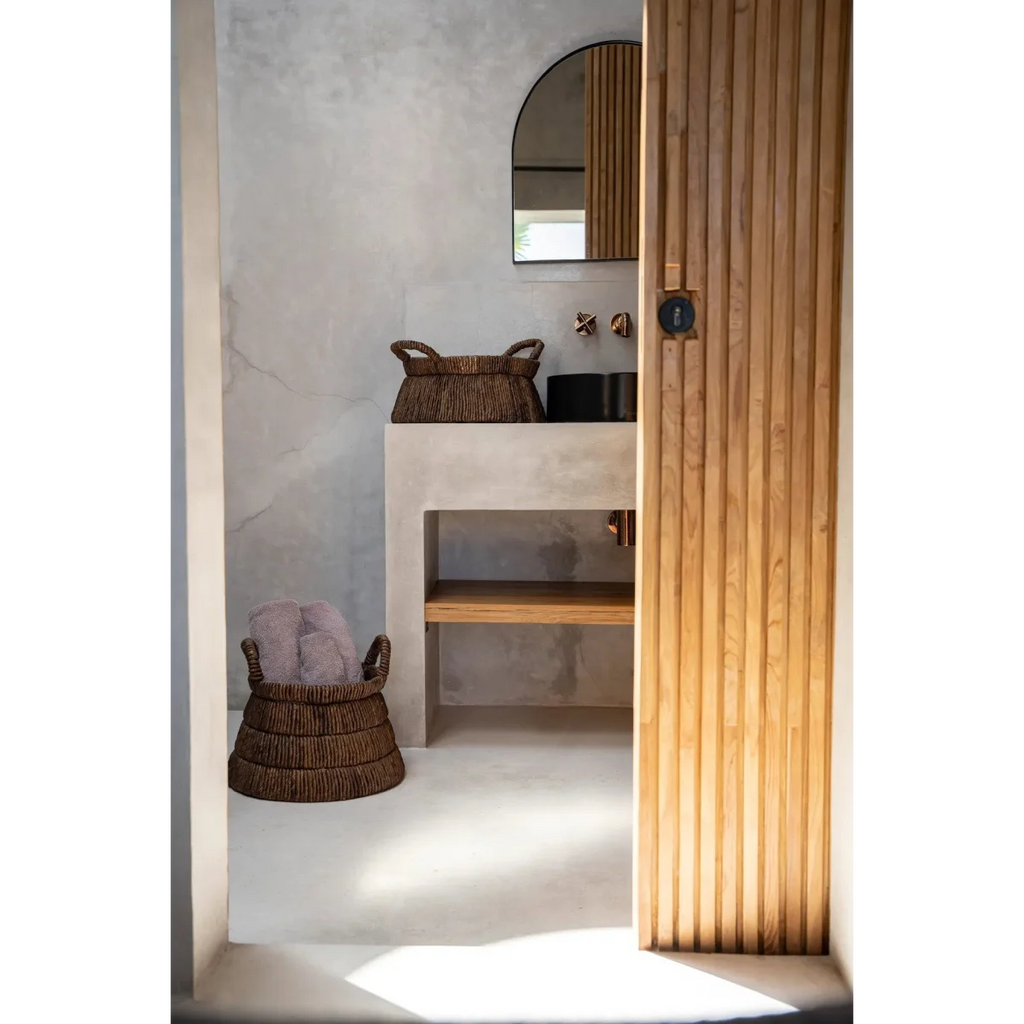 Panier en feuilles de bananier tressées forme triangle