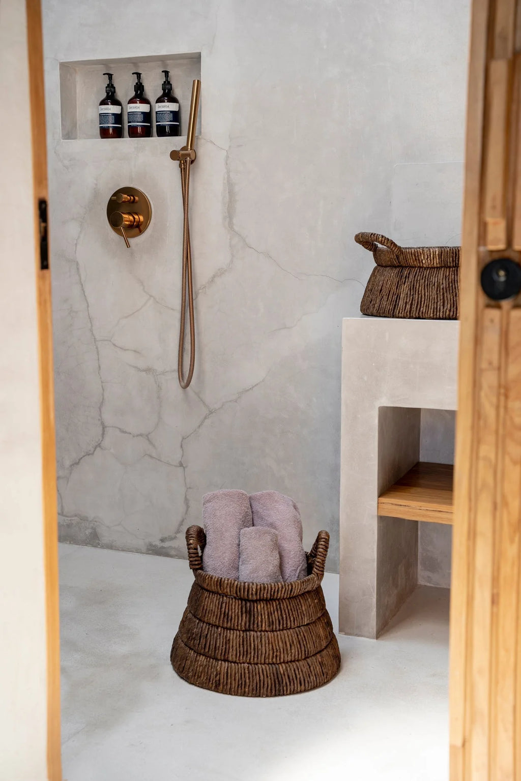 Panier en feuilles de bananier tressées triangle avec doublure violet clair