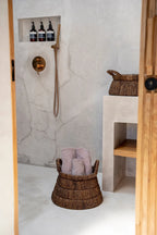 Panier en feuilles de bananier tressées triangle avec doublure violet clair