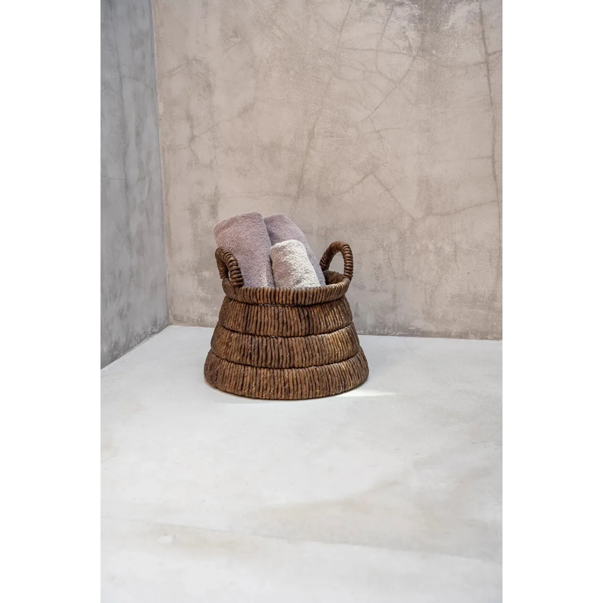 Panier en feuilles de bananier tressées triangle marron texturé