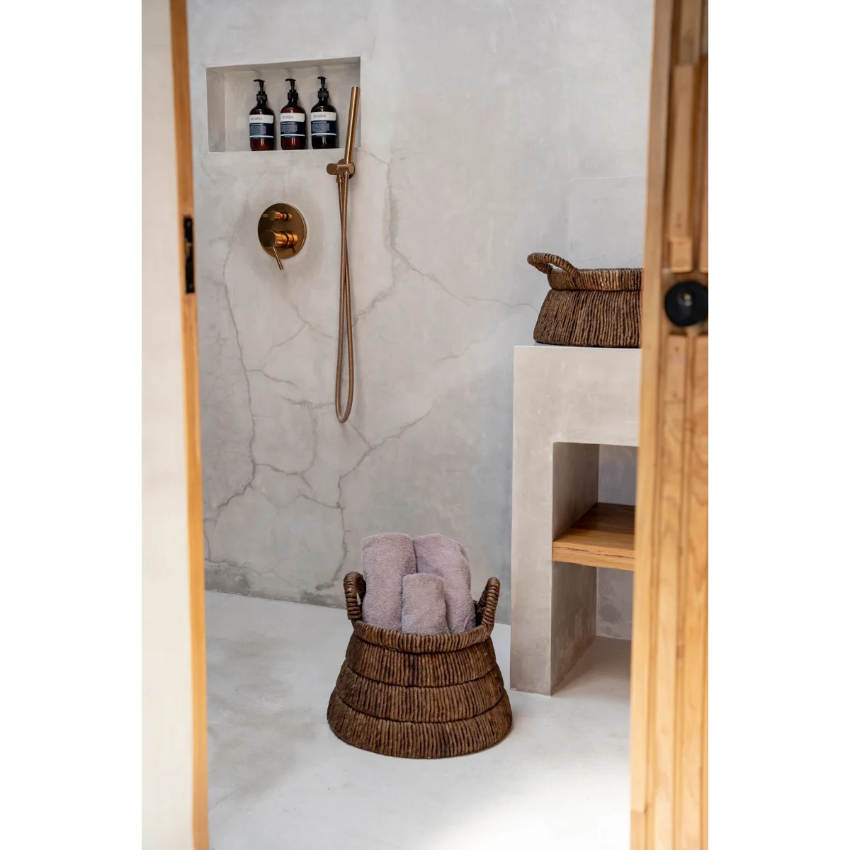 Panier en feuilles de bananier tressées triangle violet clair