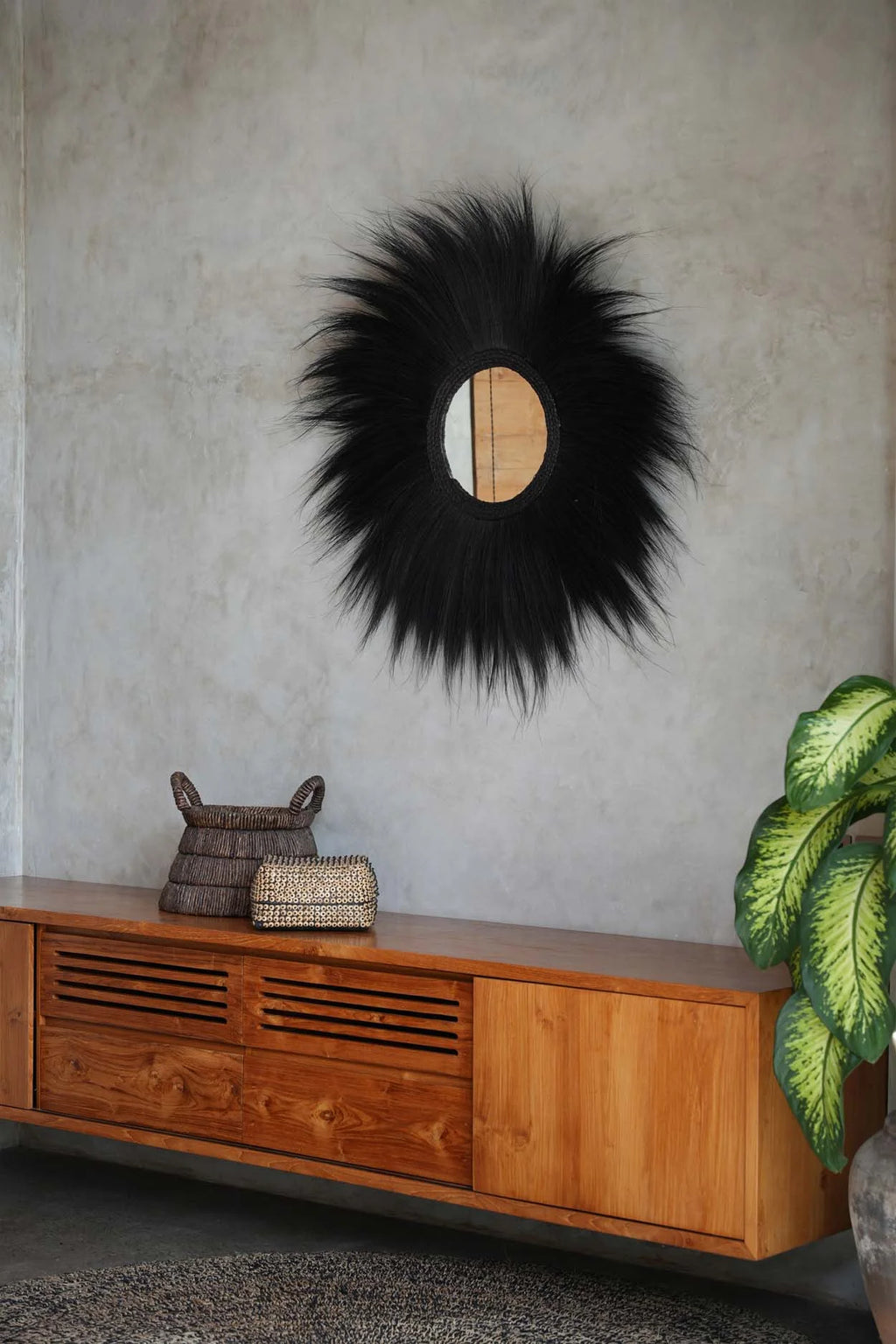 Décor mural en fourrure noire avec découpe circulaire, design moderne