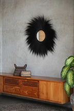 Décor mural en fourrure noire avec découpe circulaire, design moderne