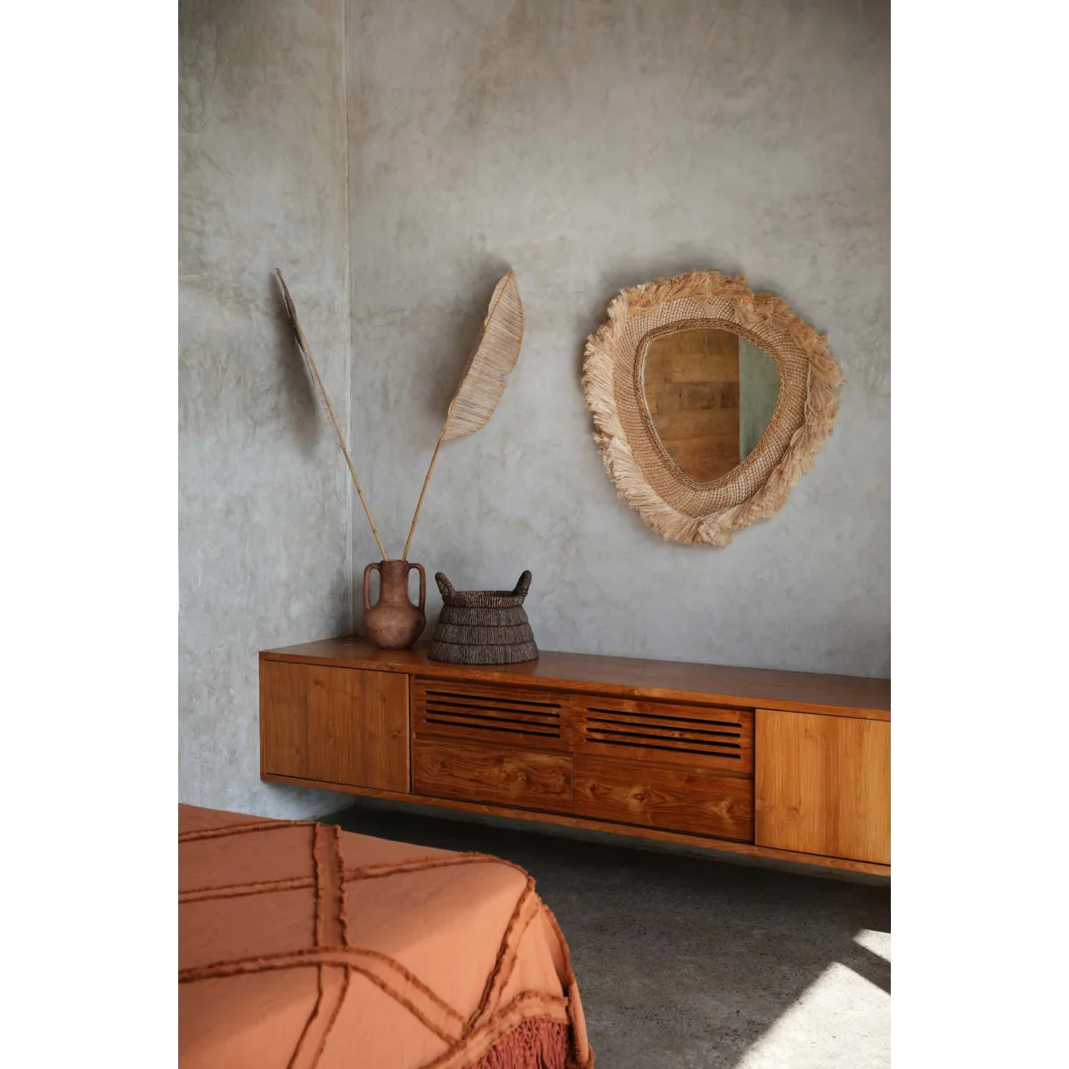 Meuble TV flottant en bois avec miroir tressé et vase