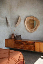 Meuble TV flottant en bois avec miroir tissé et vase