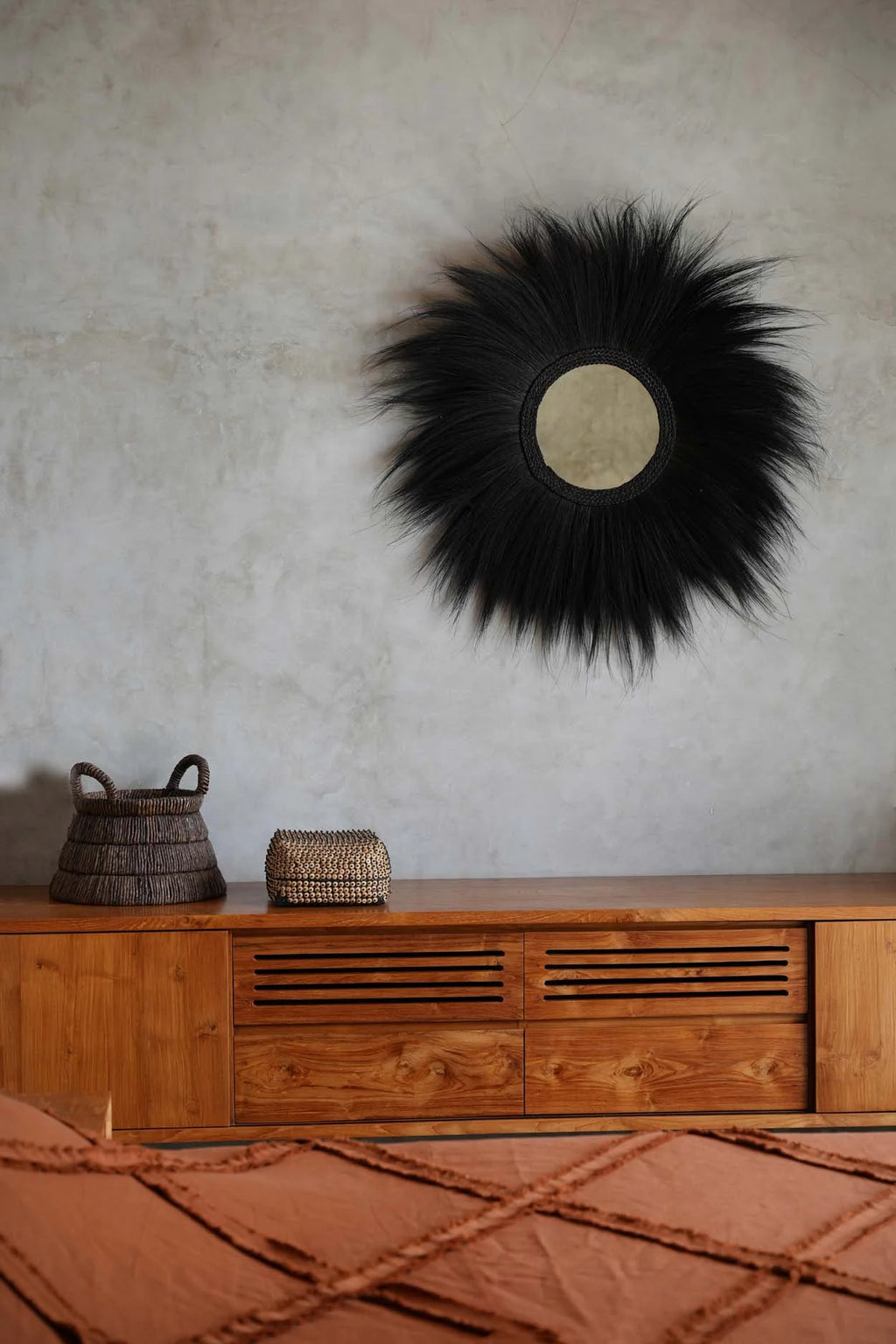 Miroir mural rond en fourrure noire, cadre bois, paniers tressés dessous