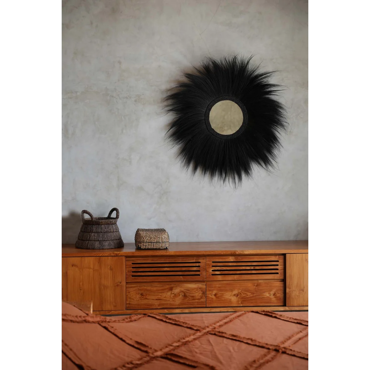 Miroir mural rond en fourrure noire, cadre bois, paniers tressés dessous