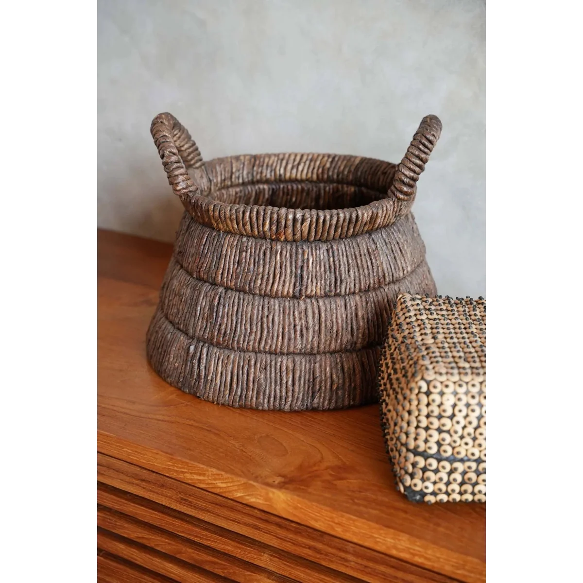 Panier triangulaire en feuilles de bananier tressées motif éléphant marron naturel