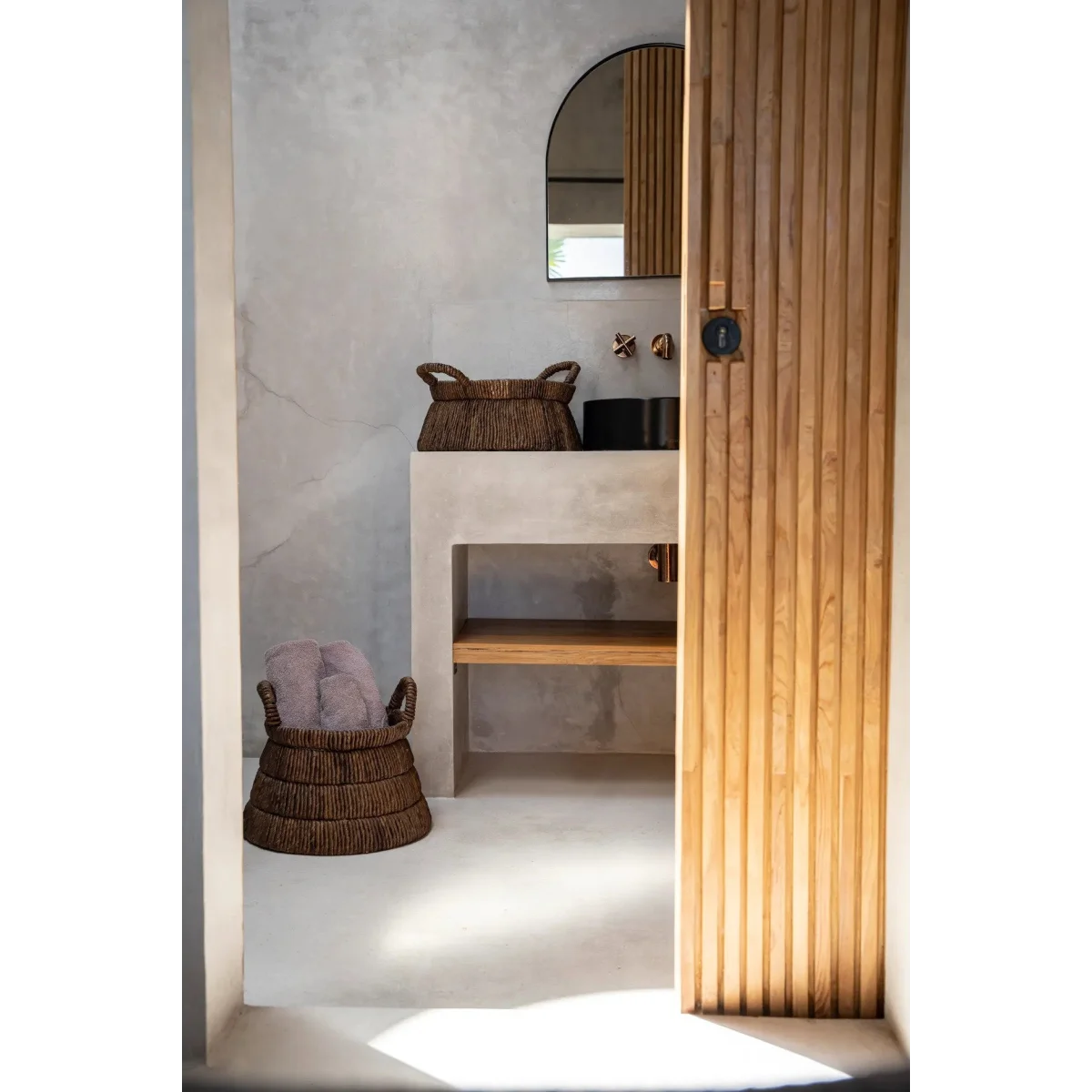 Porte coulissante en bois à lattes verticales et quincaillerie laiton