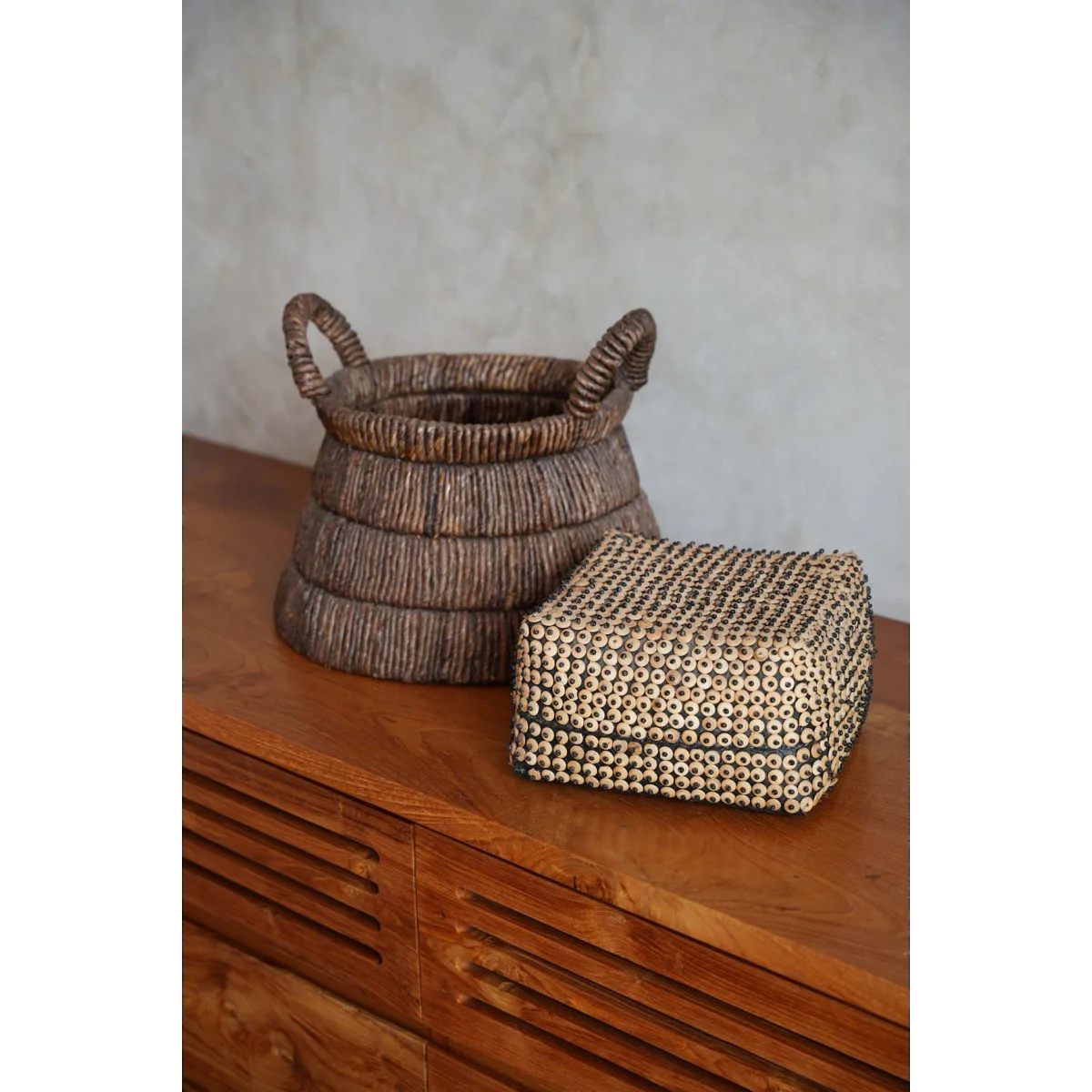 Panier triangulaire en feuilles de bananier tressées, tons naturels et marron