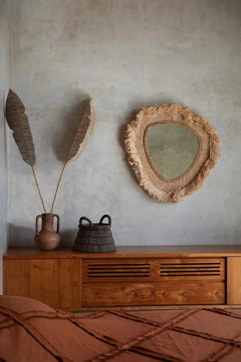 Panier triangulaire en feuilles de bananier tressées, tons bruns naturels