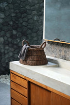 Panier en feuilles de bananier tressées brun avec anse et motif circulaire