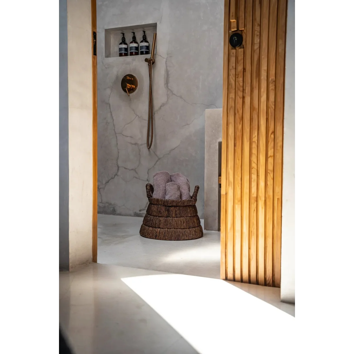 Panier en feuilles de bananier tressées triangle rustique