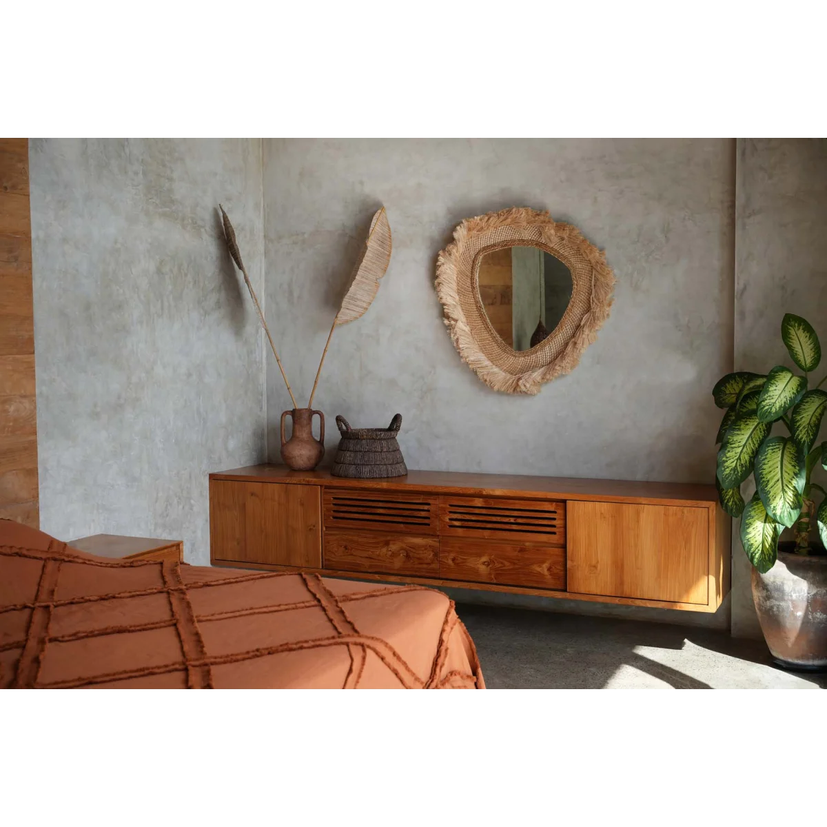 Meuble vaisselier en bois avec panier tressé en feuilles de bananier triangulaire et vase, finition bois naturel