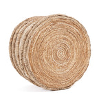 Panier en jacinthes d’eau naturel avec des sets de table ronds tissés empilés