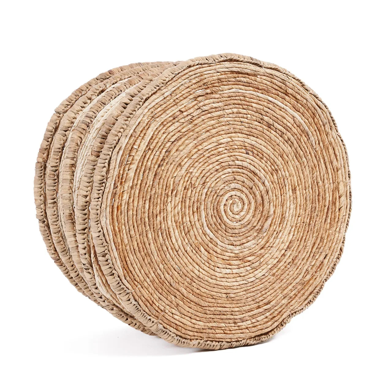 Panier en jacinthes d’eau naturel avec des sets de table ronds tissés empilés