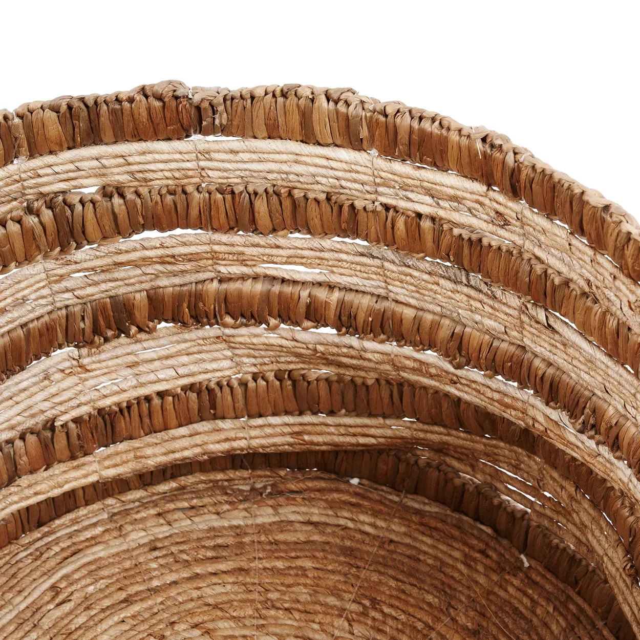Panier en jacinthe d’eau naturel avec bord tissé marron 54x54x36 cm