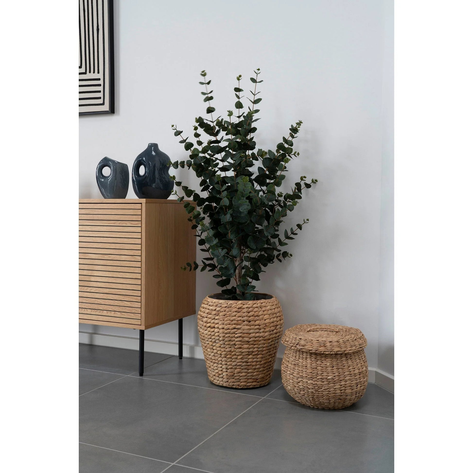 Eucalyptus dans un panier en jacinthe d’eau naturel ø30 cm assemblé