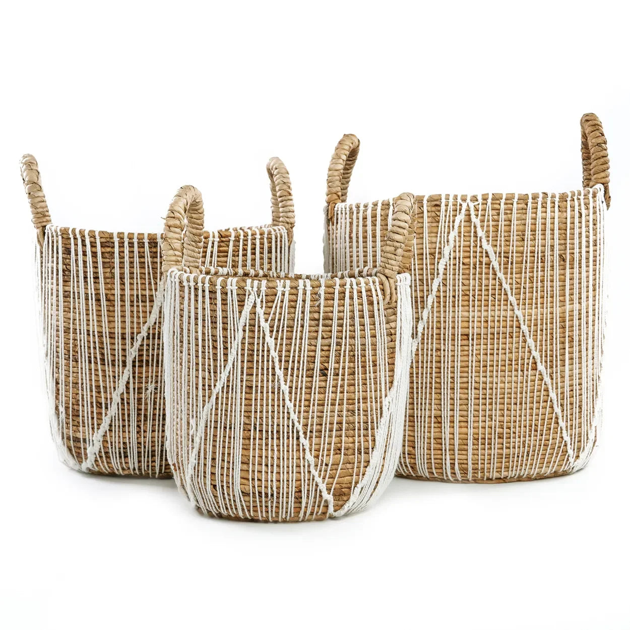Trois paniers de rangement en jonc de mer tressé et macramé avec poignées
