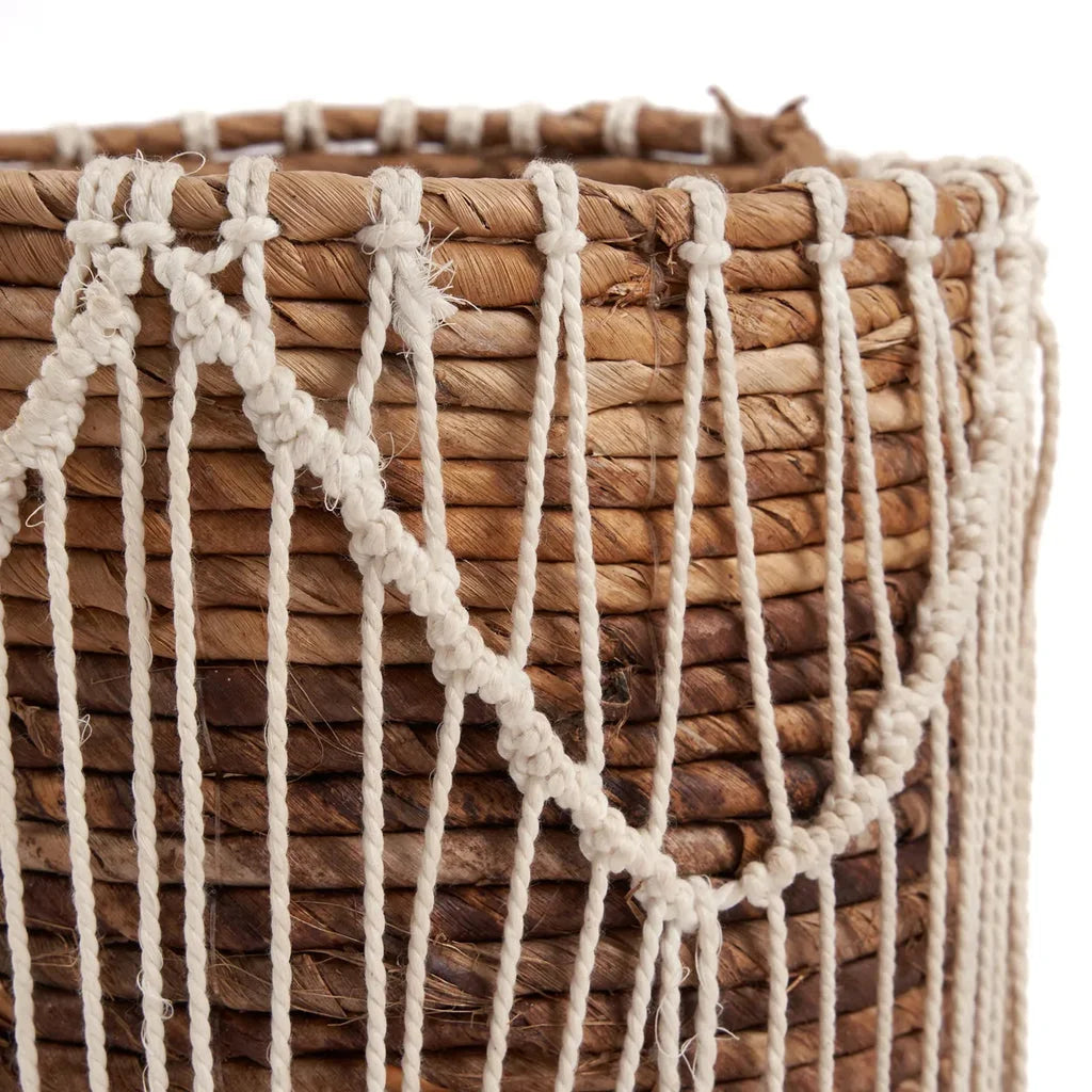 Panier en osier avec finition en macramé blanc naturel Le panier Macra-mazing L