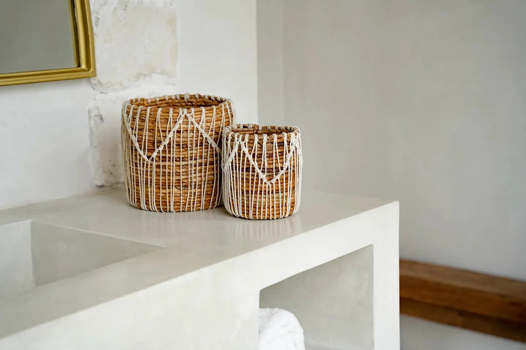 Deux paniers tressés avec accents blancs pour le Le Panier Macra-Mazing Blanc Naturel L
