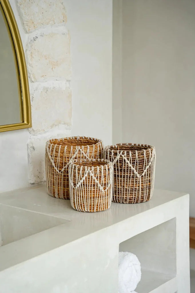 Trois paniers en tissage naturels dans le produit Le panier Macra-mazing Blanc naturel L