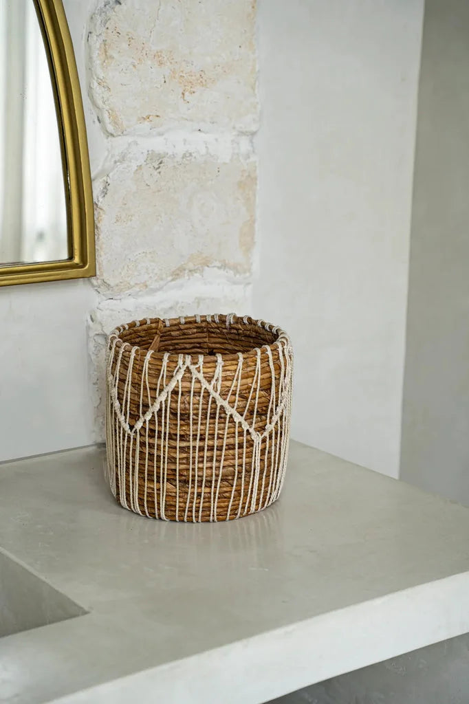 Panier en osier avec accents en macramé blanc naturel pour décoration intérieur